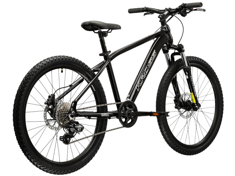 Czarny rower młodzieżowy z napisem \'KROSS\' na ramie, wyposażony w grube opony i amortyzowany widelec. Rower posiada przerzutki i hamulce tarczowe.