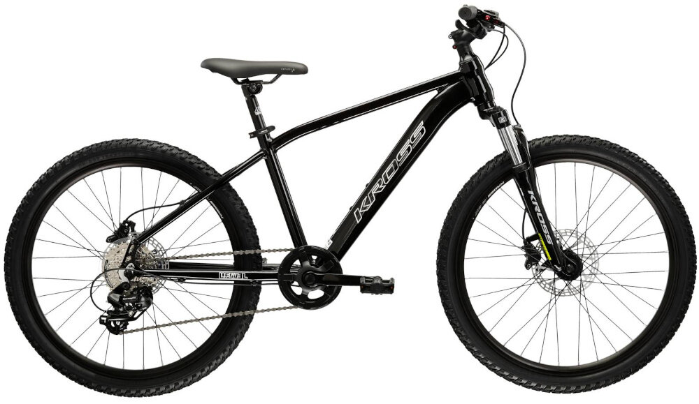 Czarny rower młodzieżowy z napisem \'KROSS\' na ramie, wyposażony w grube opony i amortyzowany widelec. Rower posiada przerzutki i hamulce tarczowe.