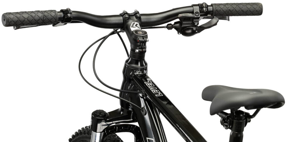 Czarny rower z widocznym kierownicą, siodełkiem i fragmentem ramy z napisem \'LEVEL\'.