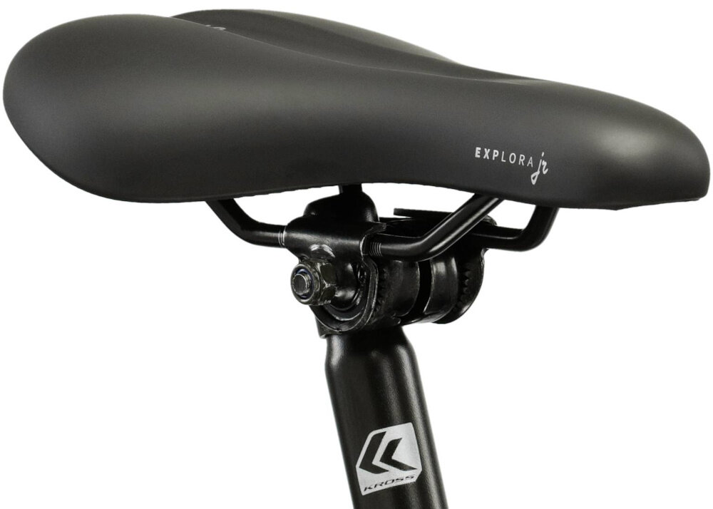 Czarne siodełko rowerowe z napisem \'EXPLORA jr\' na boku. Na sztycy widoczne jest logo \'KROSS\'.