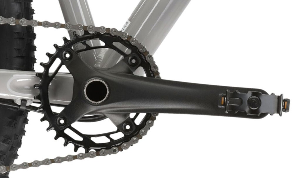 Rower górski MTB KROSS Level 4.0 M17 Prowheel 29 cali męski Szaro-czerwony zbliżenie na korbę kasetę i łańcuch lekka wydajna konstrukcja korby korba PROWHEEL typu Charm kaseta SHIMANO typu Deore M4100 11-46T solidność wytrzyma bardzo duży nacisk na pedały