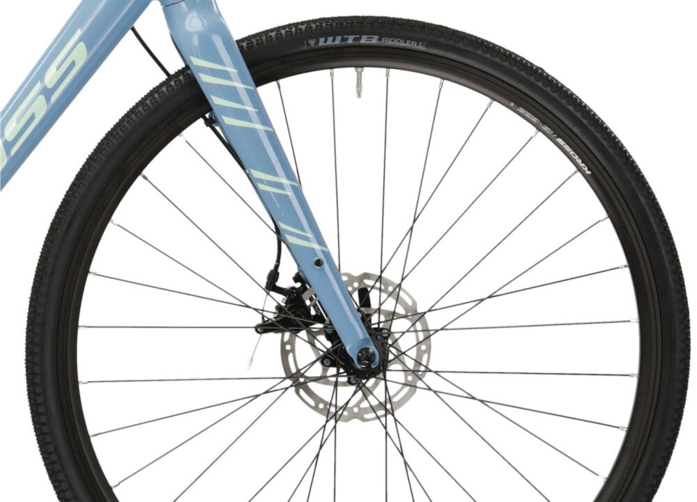 Rower gravel KROSS Esker 1.0 M22 28 cali męski Niebiesko-zielony zbliżenie na przednie koło rozmiar koła 28 cali szybkie rozpędzenie się bardzo cienkie i gładkie opony marki WTB aluminiowe obręcze stabilne trzymanie opony sprzęt do wyczynowego kolarstwa szybkiego regularne sprawdzanie ciśnienia powietrza wartość na bocznej części opony