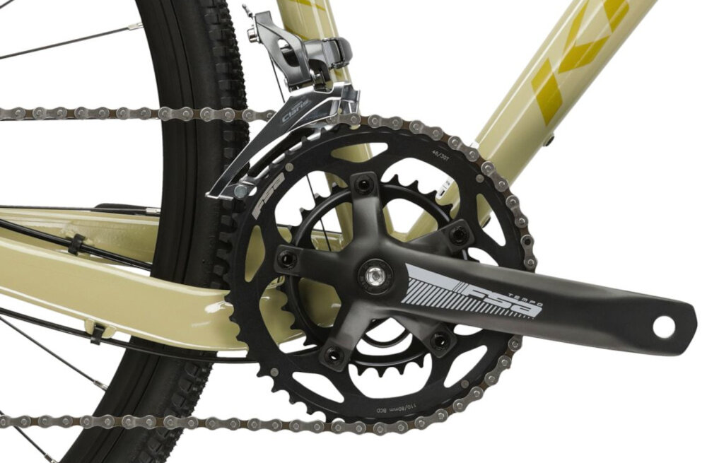 Rower gravel KROSS Esker 1.0 M20 28 cali męski Beżowo-złoty zbliżenie na korbę i kasetę lekka i wydajna konstrukcja korby FSA typu 30-46T/175 kaseta SHIMANO typu HG41 11-32T rower jest solidny i wytrzyma obciążenie wytrzyma bardzo duży nacisk na pedały