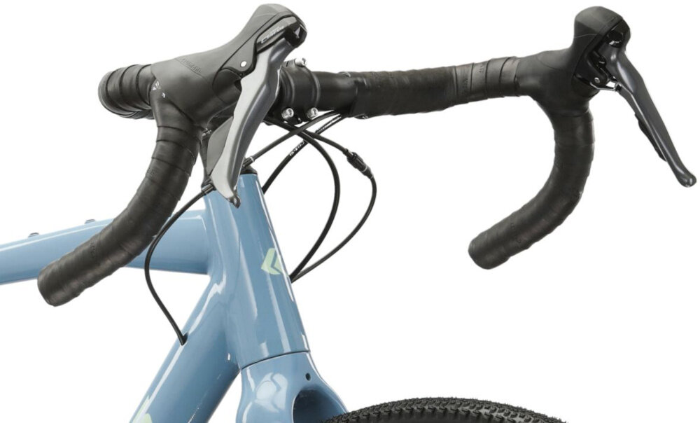 Rower gravel KROSS Esker 1.0 M19 28 cali męski Niebiesko-zielony zbliżenie na kierownicę zdjęcie na białym tle aluminiowa kierownica aluminiowy wspornik KROSS lekkość trwałość sportowy charakter antypoślizgowy materiał