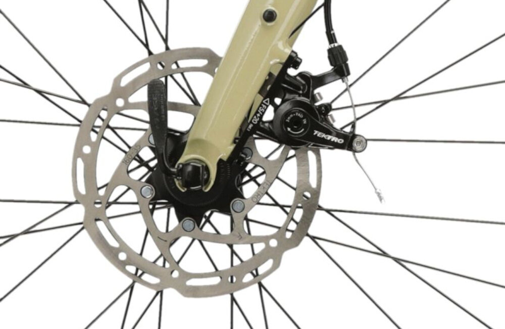 Rower gravel KROSS Esker 1.0 M19 28 cali męski Beżowo-złoty zbliżenie na hamulec podstawa bezpieczeństwa hamulce tarczowe mechaniczne bardzo duża siła hamowania hamulce z przodu i z tyłu podwójny pakiet bezpieczeństwa