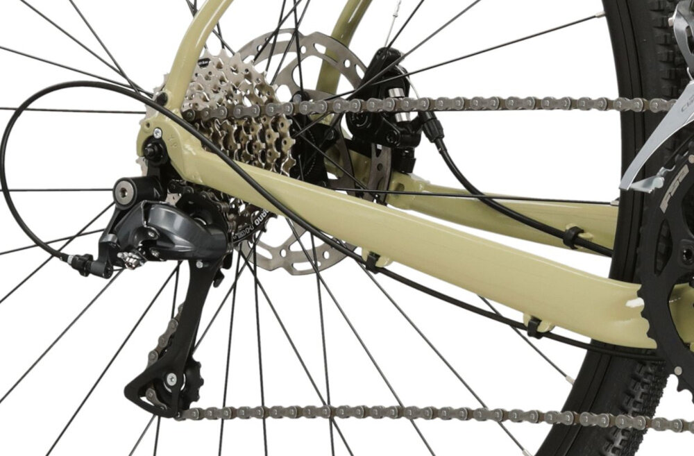 Rower gravel KROSS Esker 1.0 M19 28 cali męski Beżowo-złoty zbliżenie na tylną przerzutkę 16 przełożeń przerzutki marki SHIMANO Claris duża wytrzymałość sprawne działanie zmiana biegów jest płynna i bezproblemowa