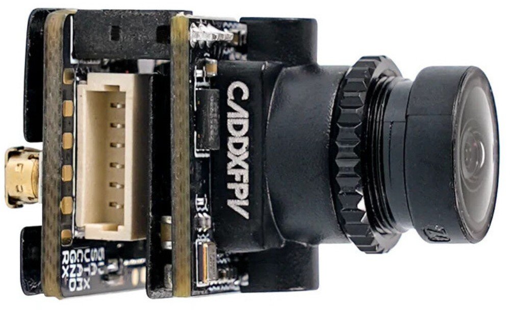 Kamera BETAFPV C04 + Moduł M04 VTX Zbliżenie na boczny profil modułu kamery ukazujące obiektyw oraz warstwową konstrukcję elektroniki z białym gniazdem