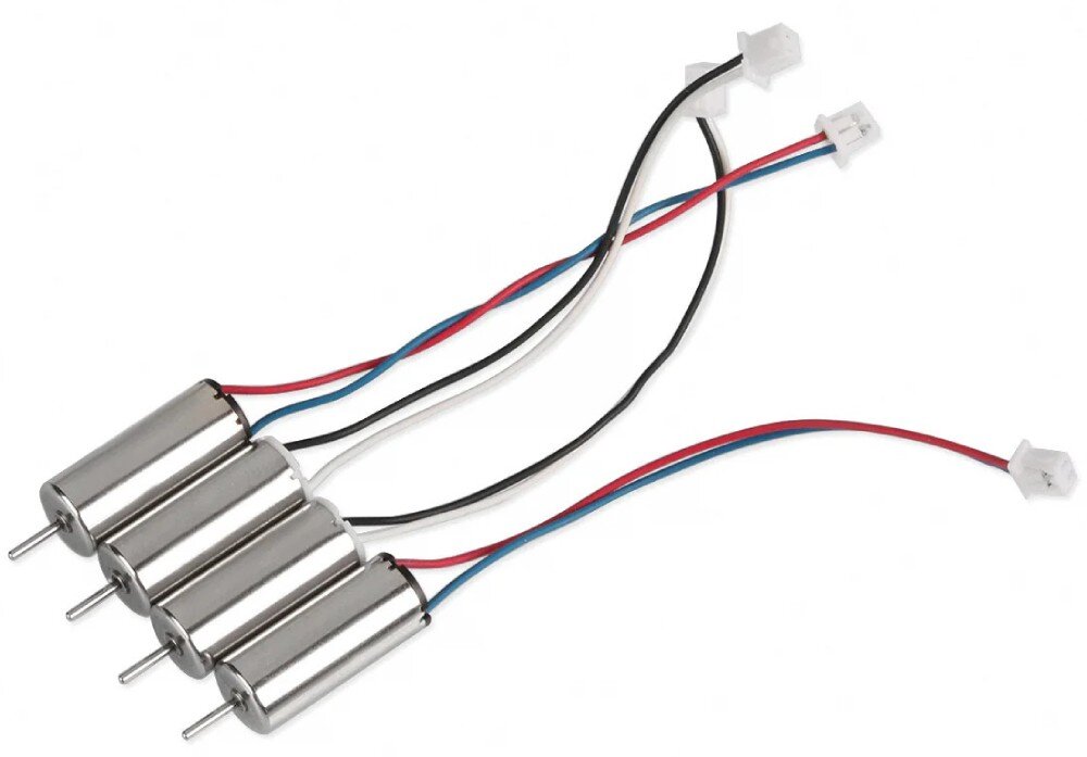 Silnik BETAFPV 7x16 mm 19000KV (4 szt.) Cztery małe srebrne silniki cylindryczne ułożone obok siebie z przewodami zakończonymi białymi wtyczkami