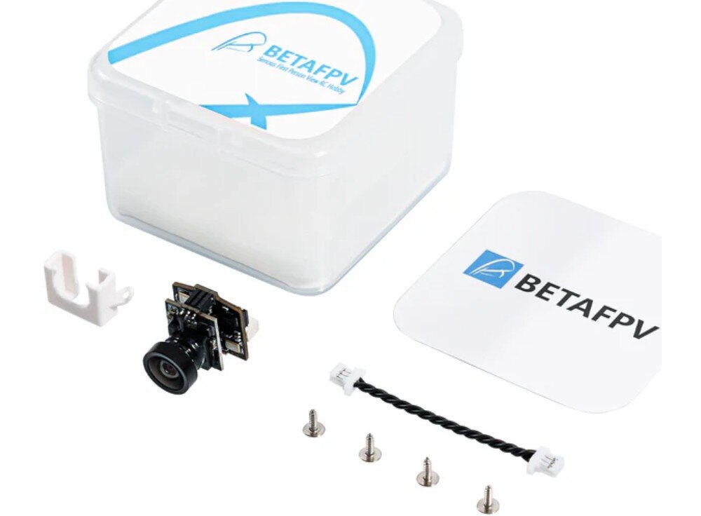 Kamera BETAFPV Cetus Lite Camera and VTX Module Zestaw akcesoriów na białym tle obejmujący przezroczyste pudełko z logo, naklejkę, moduł kamery, biały uchwyt montażowy, przewód zasilający oraz cztery srebrne śrubki