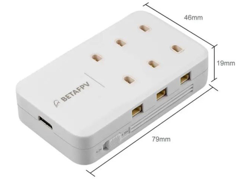 Hub BETAFPV 6 Ports 1S Białe urządzenie do ładowania na jasnym tle z zaznaczonymi wymiarami oraz widocznymi gniazdami i przełącznikiem napięcia