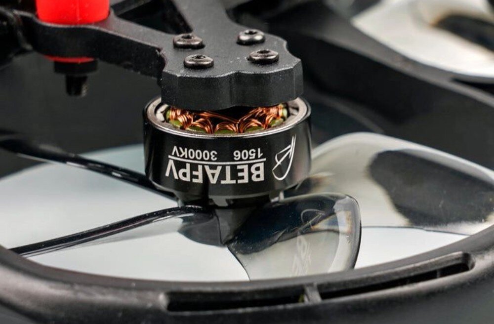 Silnik BETAFPV 1506 3000KV (4 szt.) Silnik przykręcony do ramy drona z widocznym miedzianym uzwojeniem i łopatkami śmigła