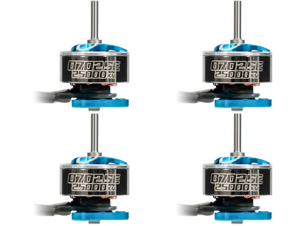 Silnik BETAFPV 0702SE 25000KV (4 szt.) Cztery identyczne silniki ułożone w dwóch rzędach na białym tle, każdy posiada srebrną obudowę z wyraźnym napisem '0702SE 27000KV', niebieską podstawę oraz wał skierowany ku górze