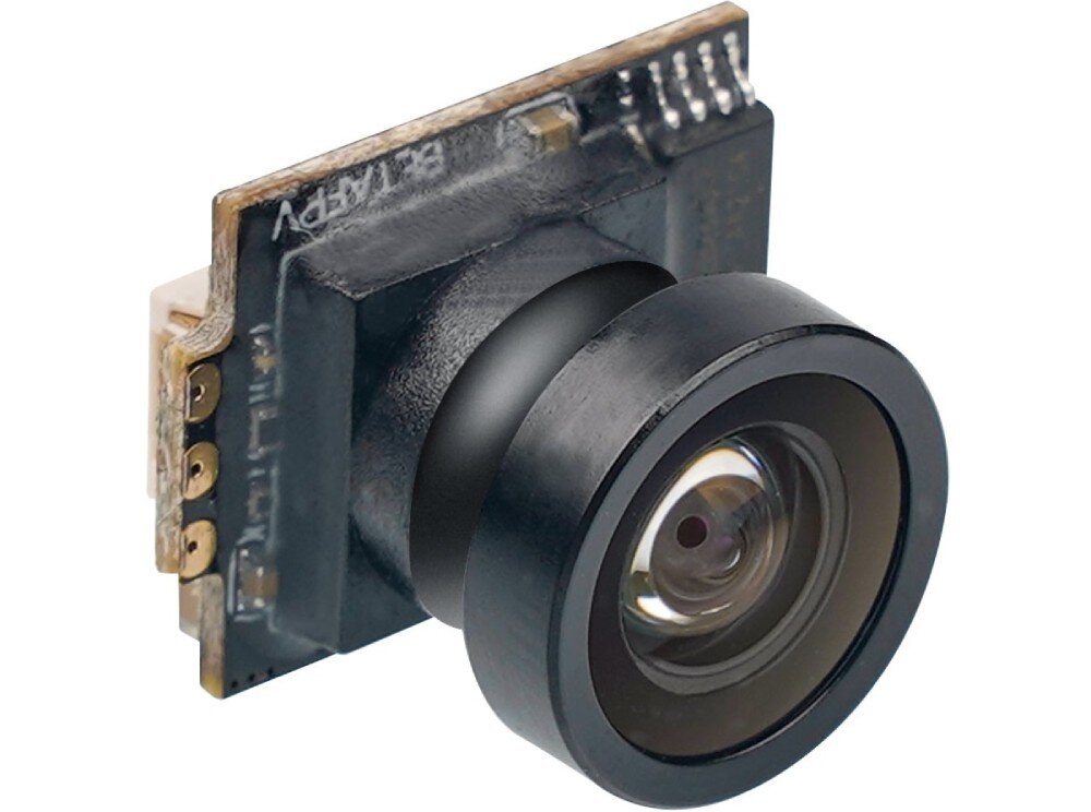 Kamera BETAFPV C02 FPV Micro Camera Zbliżenie na moduł kamery z czarnym obiektywem zamontowanym na płytce drukowanej z widocznymi stykami po lewej stronie