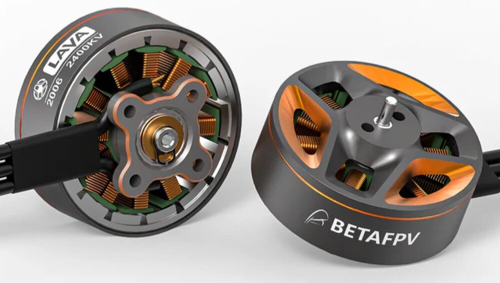 Silnik BETAFPV 2006-2400KV (1 szt.) Dwa silniki na białym tle, z których jeden leży bokiem odsłaniając miedziane zwoje i otwory montażowe, a drugi stoi pokazując górną część obudowy z wałem