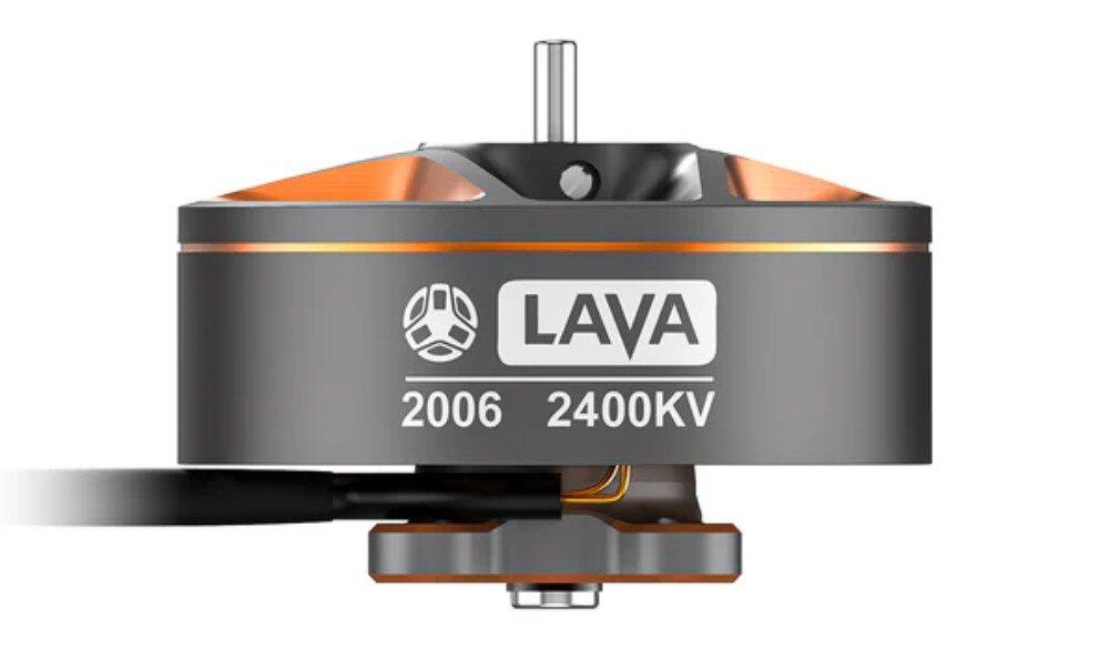 Silnik BETAFPV 2006-2400KV (1 szt.) Zbliżenie na bok silnika ukazujące białe napisy z parametrami technicznymi na szarej obudowie ozdobionej pomarańczowymi elementami