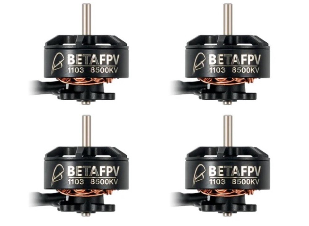 Silnik BETAFPV 1103 8500KV (4 szt.) Dwa czarne silniki modelarskie ustawione pod kątem na białym tle, prezentujące boczne oznaczenia 1103 i logo producenta oraz kolorowe przewody zasilające wychodzące z dolnej części