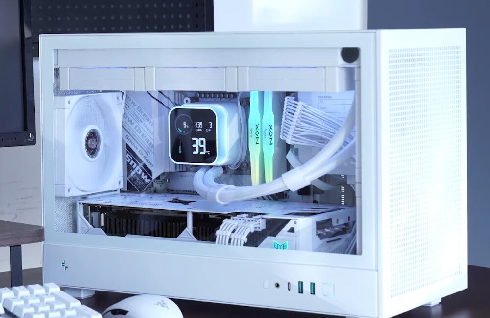 Obudowa DEEPCOOL CH260 zbliżenie na wnętrze działającego komputera z widocznym systemem chłodzenia cieczą, wyświetlaczem temperatury '43' stopnie oraz kartą graficzną rtx