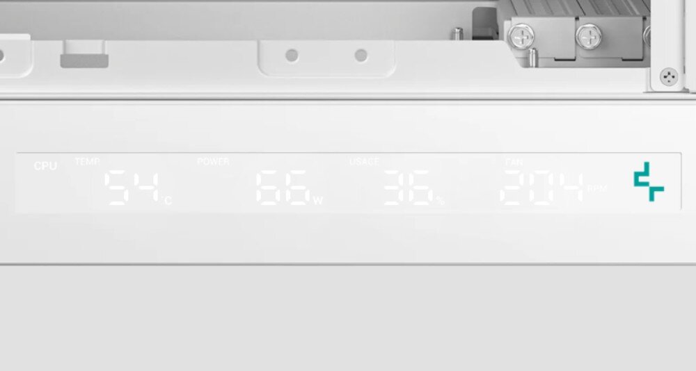 Obudowa DEEPCOOL CH270 Digital WH Detal cyfrowego paska u dołu obudowy z widocznymi parametrami pracy takimi jak temperatura procesora i pobór mocy