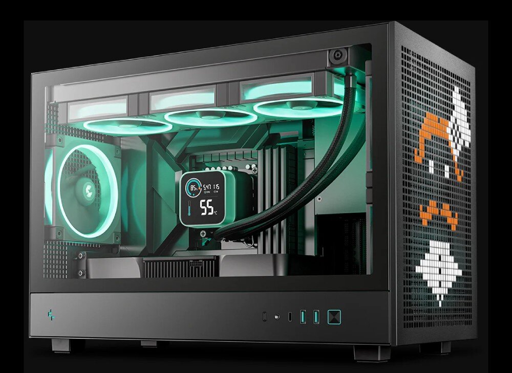 Obudowa DEEPCOOL CH260 obudowa komputerowa z zamontowanymi podzespołami podświetlonymi na turkusowo oraz grafiką ułożoną z pomarańczowych i białych elementów pixel na frontowej siatce