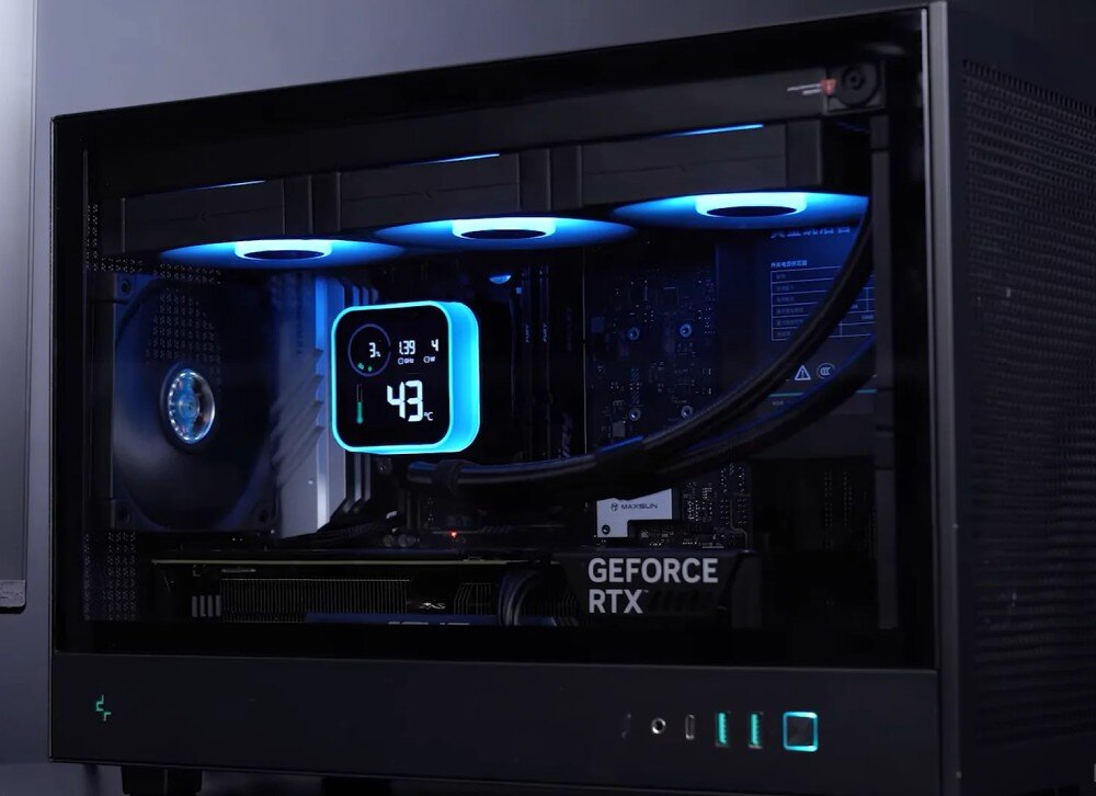 Obudowa DEEPCOOL CH260 zbliżenie na wnętrze działającego komputera z widocznym systemem chłodzenia cieczą, wyświetlaczem temperatury '43' stopnie oraz kartą graficzną rtx