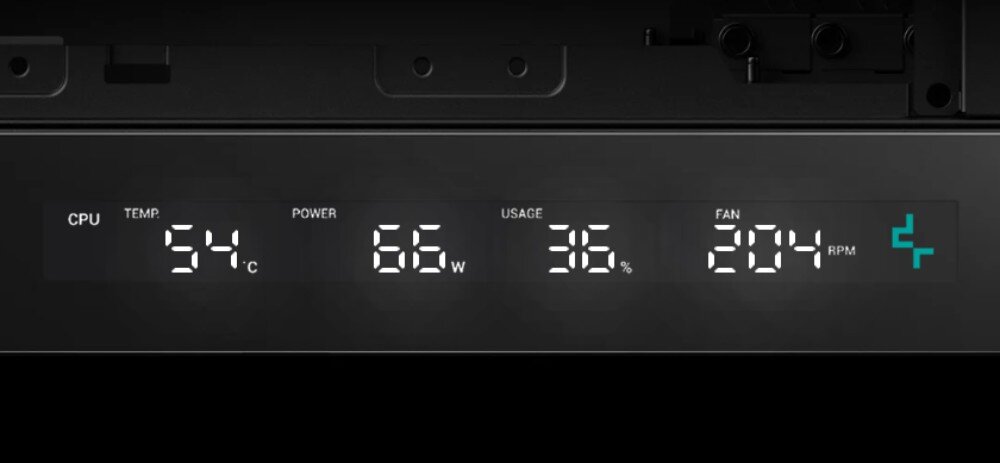 Obudowa DEEPCOOL CH270 Digital Detal cyfrowego paska u dołu obudowy z widocznymi parametrami pracy takimi jak temperatura procesora i pobór mocy