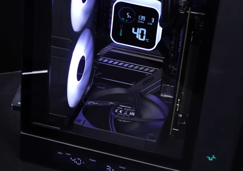 Obudowa DEEPCOOL CH270 Digital Zbliżenie na działające chłodzenie wodne z podświetleniem oraz ekran na bloku procesora widoczny przez boczną szybę
