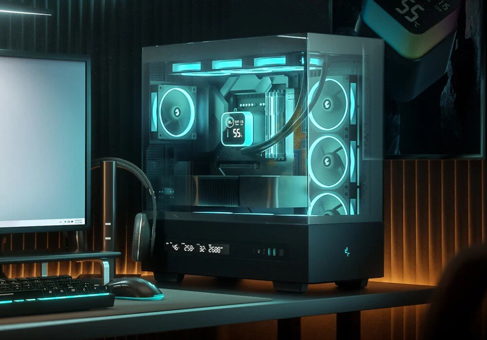 Obudowa DEEPCOOL CH690 Digital Złożony i uruchomiony zestaw komputerowy z turkusowym podświetleniem wentylatorów stojący na biurku w zaciemnionym pokoju