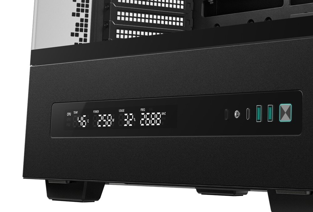 Obudowa DEEPCOOL CH690 Digital Zbliżenie na dolny panel frontowy czarnej obudowy z cyfrowym wyświetlaczem parametrów oraz portami USB i włącznikiem z podświetlaną obwódką