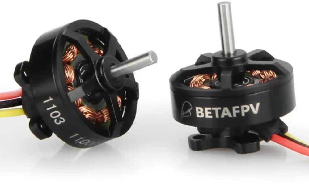 Silnik BETAFPV 1103 11000KV (4 szt.) Dwa czarne silniki modelarskie ustawione pod kątem na białym tle, prezentujące boczne oznaczenia 1103 i logo producenta oraz kolorowe przewody zasilające wychodzące z dolnej części