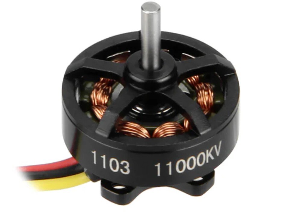 Silnik BETAFPV 1103 11000KV (4 szt.) Pojedynczy czarny silnik bezszczotkowy widoczny od góry na białym tle, z wyraźnym widokiem na miedziane uzwojenie, centralny wał oraz biały napis 1103 11000KV na bocznej ściance