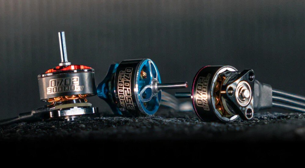 Silnik BETAFPV 0702 27000KV (4 szt.) korpusy silników z czarnego tworzywa z czerwonymi pierścieniami i mocowaniem