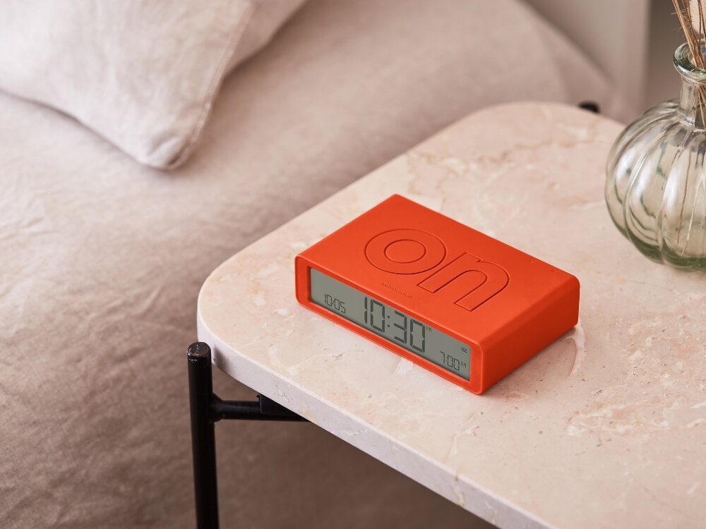 Budzik LEXON Flip Classic 
            budzik na szafce przy łóżku poranek alarm budzenie wybudzanie