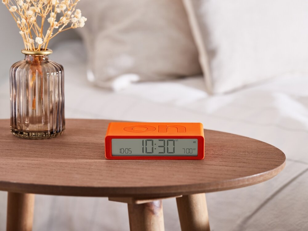 Budzik LEXON Flip Classic
            budzik na szafce dwustronna konstrukcja włączanie wyłączanie alarm użytkowanie