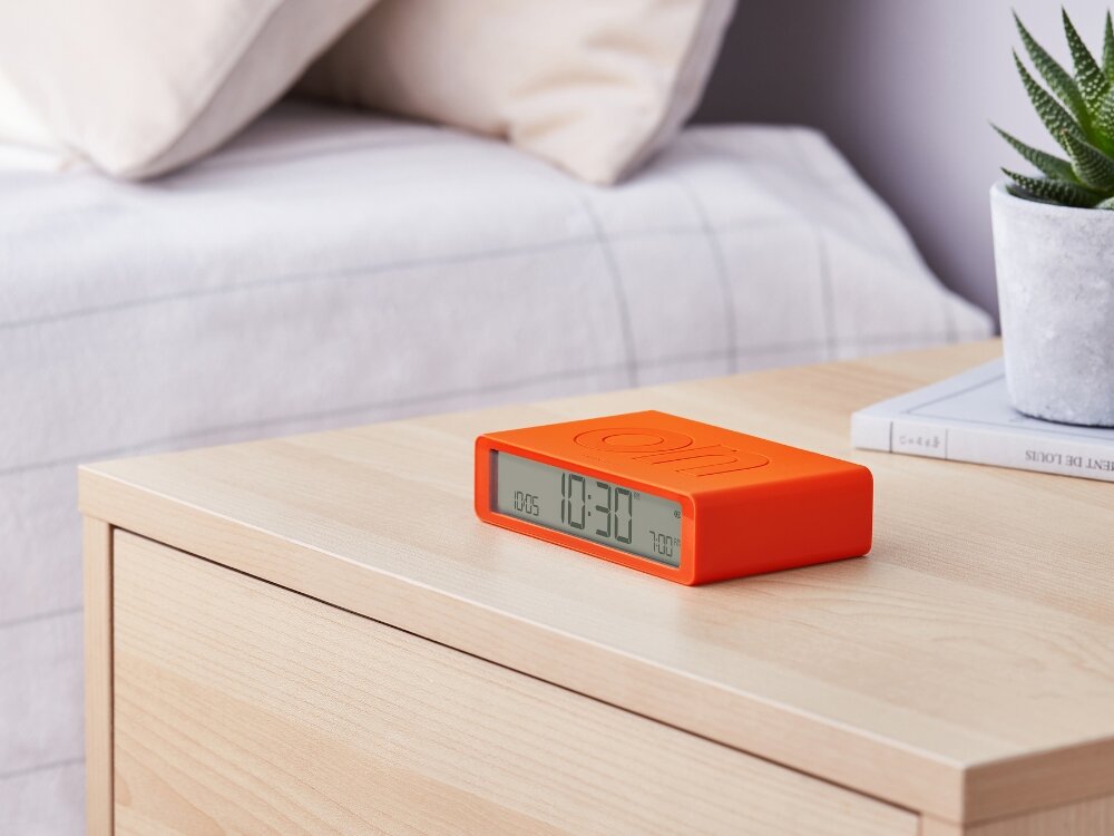 Budzik LEXON Flip Classic 
            budzik na szafce wyświetlacz lcd dotykowy przyciski minimalistyczny wygląd