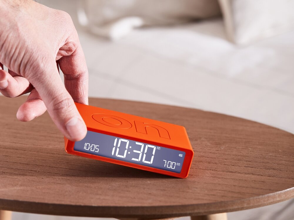 Budzik LEXON Flip Classic 
            budzik w dłoni akumulator czas działania bateria ładowanie port usb-c