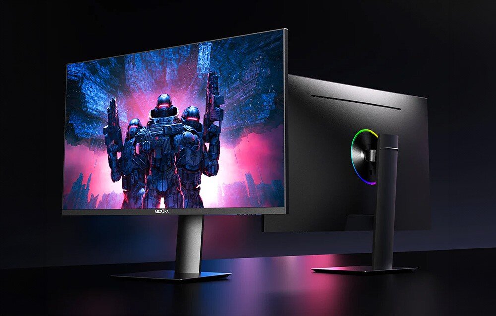 Monitor ARZOPA M1RC Widok z przodu i z tyłu dwóch monitorów, z przodu ekran wyświetla grafikę z trzema uzbrojonymi postaciami, z tyłu widoczne podświetlenie RGB wokół mocowania podstawy, opis