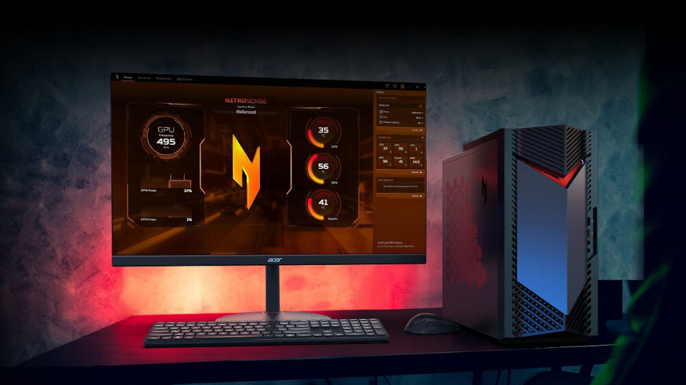 Komputer ACER Nitro N50-656 i5-14400F 32GB RAM 1TB SSD GeForce RTX5060 DLSS 4 Wi-Fi Windows 11 Home prezentacja komputera pod kątem na biurku obok monitor z włączoną aplikacją NitroSense ciemna ściana podświetlona czerwonym światłem konfiguracja ustawień gier monitorowanie wydajności systemu regulacja obrotów wentylatorów wysoka liczba klatek dostęp do funkcji komputera