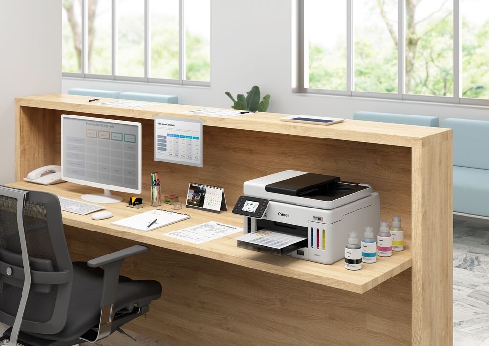 Urządzenie wielofunkcyjne CANON Maxify GX5540 Druk w kolorze, Automatyczny druk dwustronny, Wi-Fi prezentacja urządzenia na ladzie obok monitor butelki z atramentem