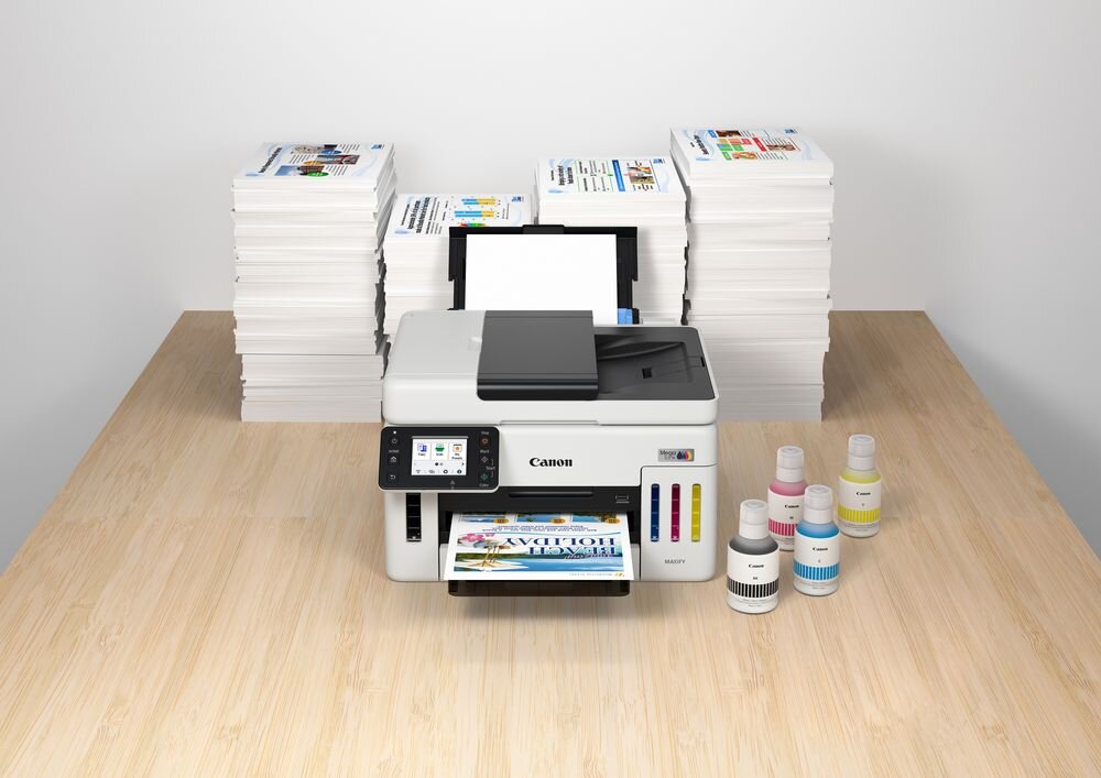 Urządzenie wielofunkcyjne CANON Maxify GX5540 Druk w kolorze, Automatyczny druk dwustronny, Wi-Fi urządzenie na blacie obok butelki z atramentem wydrukowane stosy dokumentów druk dwustronny duplex obniżenie kosztów redukcja zużycia papieru