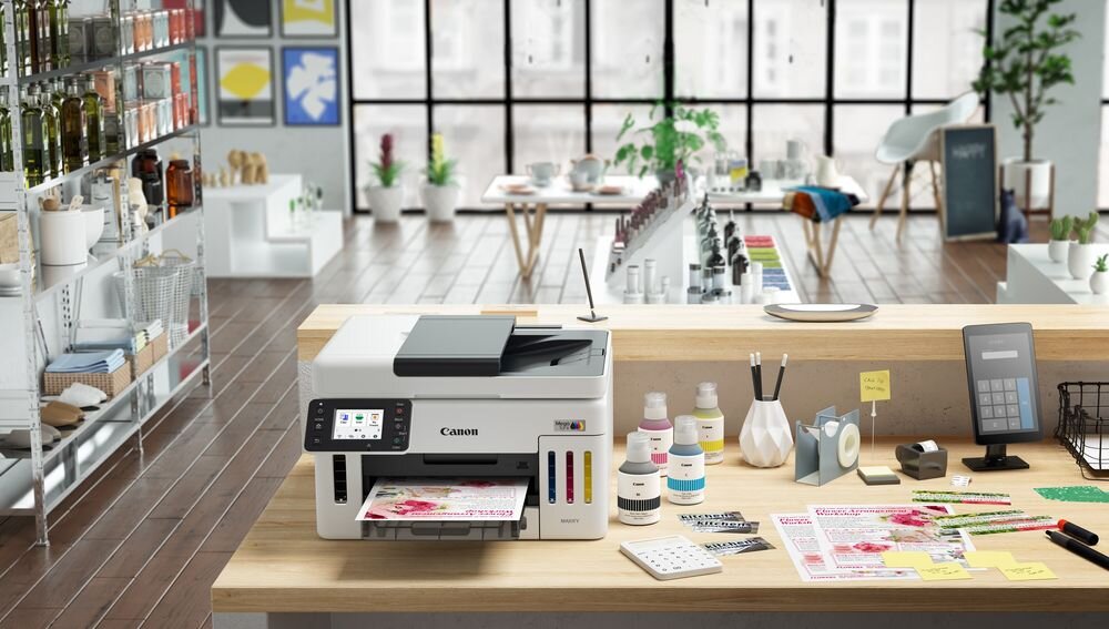 Urządzenie wielofunkcyjne CANON Maxify GX5540 Druk w kolorze, Automatyczny druk dwustronny, Wi-Fi prezentacja urządzenia na biurku w studiu kreatywnym jakość druku, rozdzielczość, wyraźne wydruki dokumentów pisma biurowe