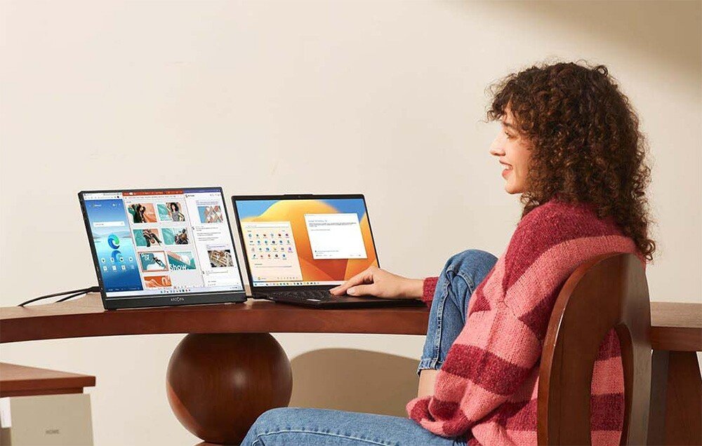 Monitor ARZOPA A3C Pro Kobieta siedząca przy biurku z laptopem i dodatkowym ekranem, pracująca w aplikacjach biurowych, tryby działania, orientacja