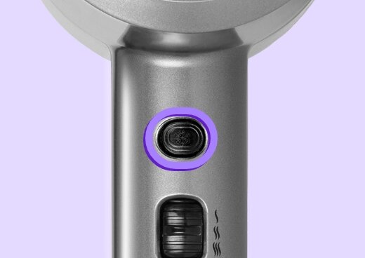 Zbliżenie na przycisk zimnego powietrza.