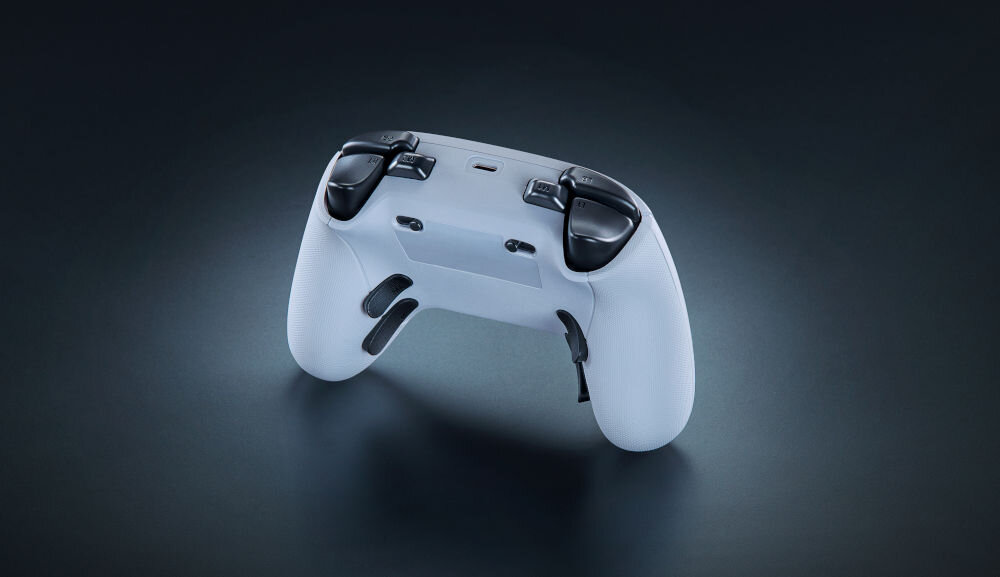 Kontroler RAZER Wolverine V3 Pro Biały prezentacja pada na ciemnym tle od tyłu pod kątem dedykowana aplikacja czułość gałek własne układy przycisków zapisane profile