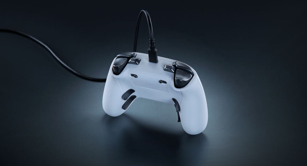 Kontroler RAZER Wolverine V3 Tournament Edition Biały prezentacja pada na ciemnym tle od tyłu pod kątem na ciemnym tle z wpiętym kablem USB-C/USB-A dedykowana aplikacja czułość gałek własne układy przycisków zapisane profile