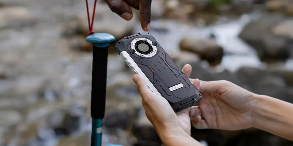 Smartfon BLACKVIEW BV9300 Pro w rękach  latarka o mocy 100 lumenów i zasięgu 10 metrów Corning Gorilla Glass 5 GPS, GLONASS, Beidou i Galileo