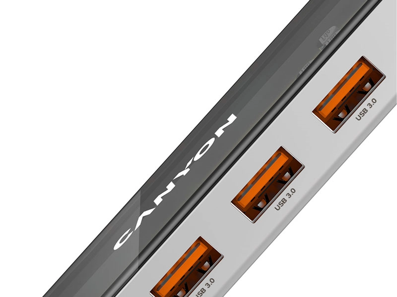 Obraz przedstawia urządzenie z trzema portami USB 3.0 w kolorze pomarańczowym. Na urządzeniu widoczne jest logo \'CANYON\'.