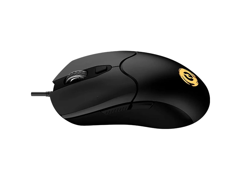 Czarna mysz gamingowa z sześcioma przyciskami i przewodem, posiada logo w kolorze złotym na powierzchni. Mysz ma ergonomiczny kształt i widoczne podświetlenie RGB wokół rolki przewijania.