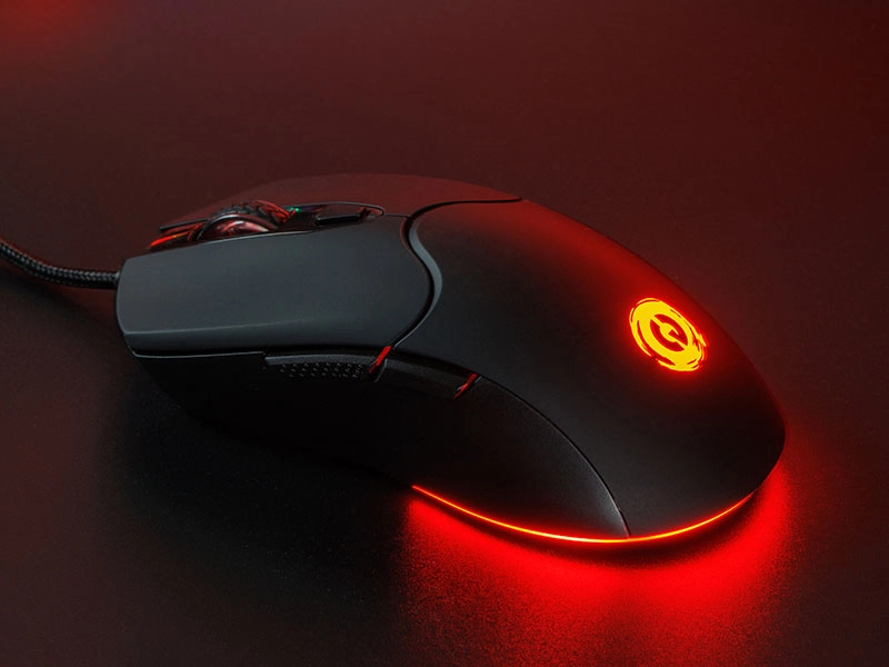 Czarna mysz gamingowa z podświetleniem RGB w kolorze czerwonym, widoczna na ciemnym tle. Na powierzchni myszy znajduje się świecące logo w kształcie okręgu.