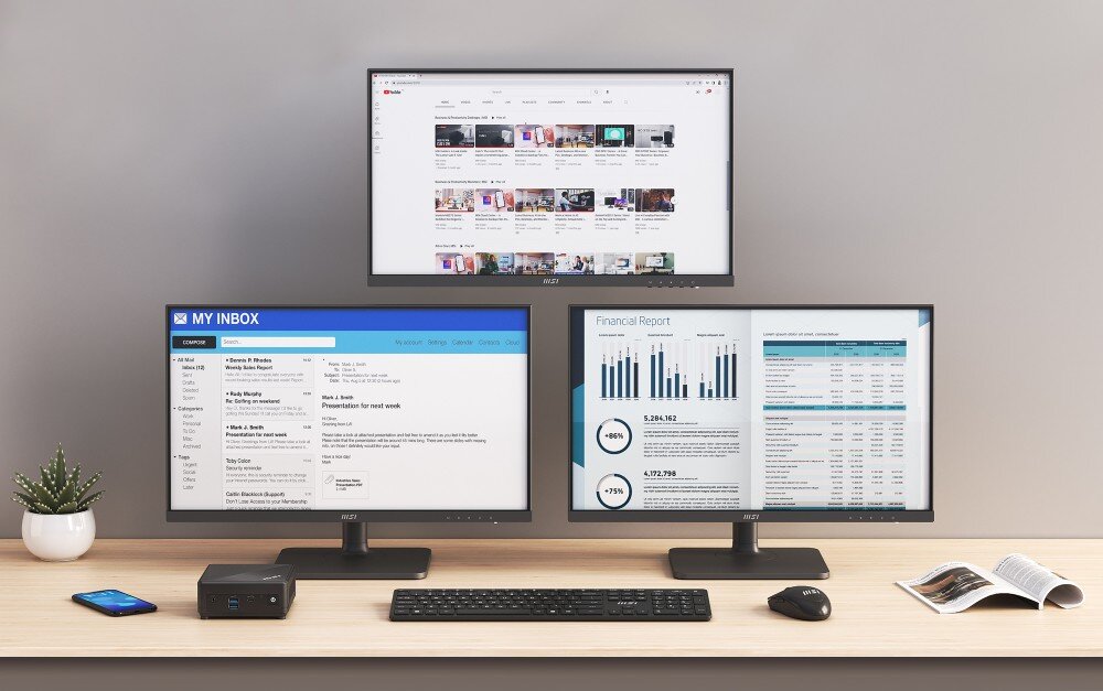 Komputer MSI Cubi N ADL-001BEU-RD Trzy monitory ustawione na biurku i ścianie, każdy wyświetlający inne treści, z komputerem umieszczonym po lewej stronie, wyjścia wideo, obraz, monitory