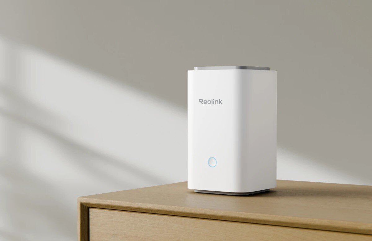 Centrala REOLINK Home Hub 1 - Pamiętaj o bezpieczeństwie, hub stojący na komodzie